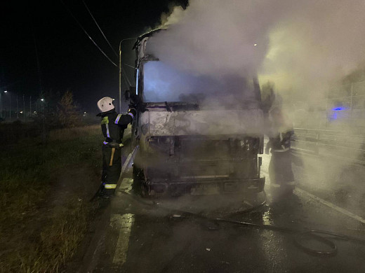 Горящую фуру под Ивановом тушили 15 человек