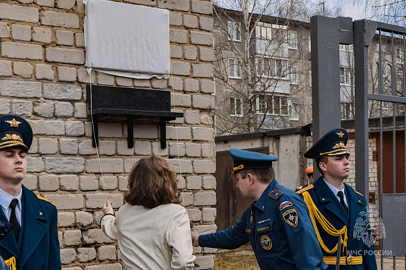 В Иванове открыли мемориальную доску погибшему на СВО майору МЧС Алексею Липскому