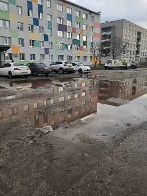 Жители дома на ул. Новосельской не могут пройти к подъезду