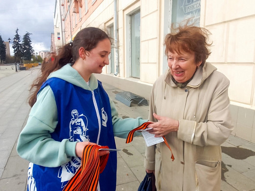 Ивановцам раздали на улицах города несколько тысяч Георгиевских лент