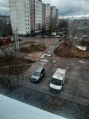Жители дома на ул. Новосельской не могут пройти к подъезду