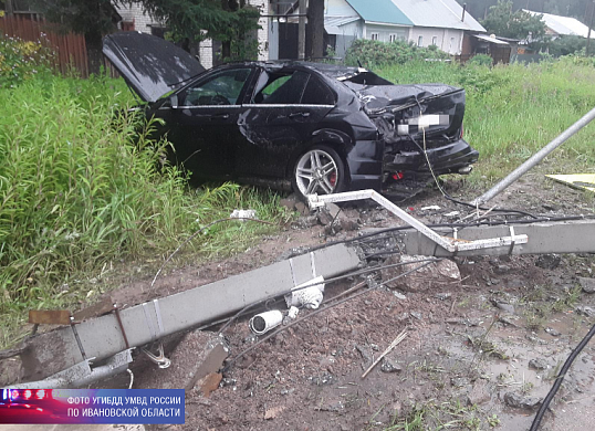  В Ивановском районе мужчина уронил столб «Мерседесом» 