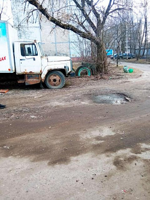 Во дворе дома на ул. Красных Зорь стоит заброшенный автомобиль