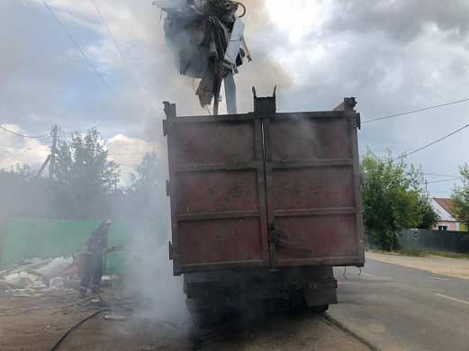 В Иванове мусоровоз зацепил провода и загорелся 