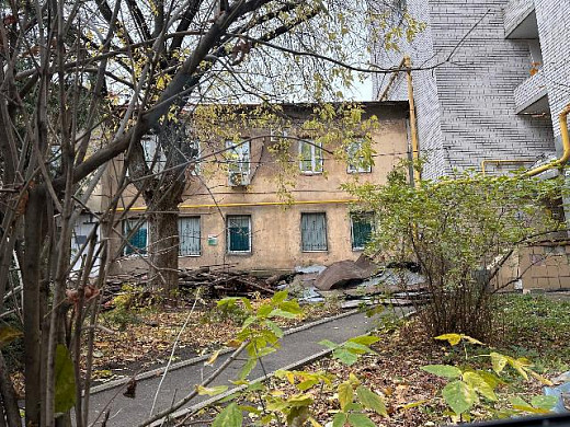 Рабочие захламляют строительным мусором придомовую территорию