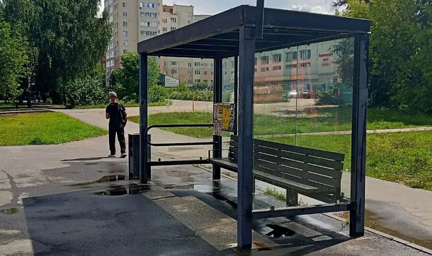 В Иванове моют остановки и ограждения 