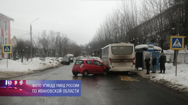 В Ивановской области водитель легковушки врезался в автобус