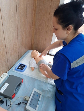 Фельдшеры скорой помощи районных больниц тренируются на манекенах