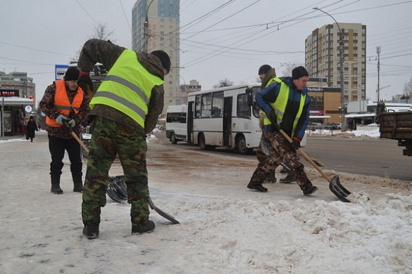  В Иванове рабочие с раннего утра расчищали остановки и тротуары 