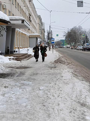 На ул. Карла Маркса в Иванове упали с крыши глыбы льда