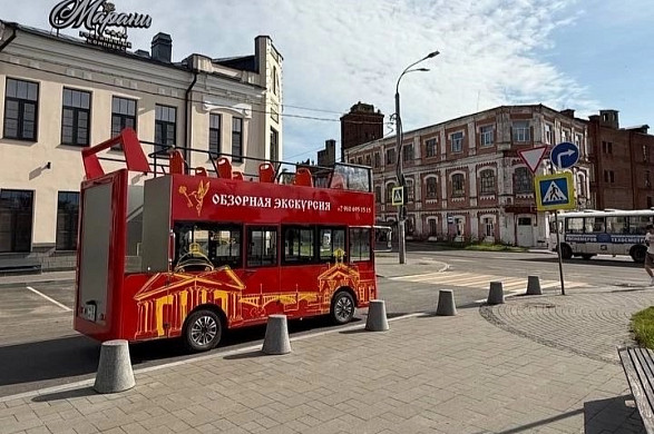 В Шуе начал курсировать двухэтажный красный автобус 