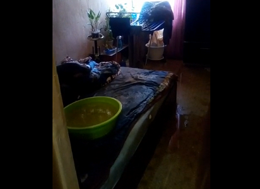 В Иванове квартиру заливает ржавой водой 
