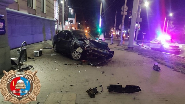  В Иванове водитель врезался в почтамт и снес «нулевой километр» 