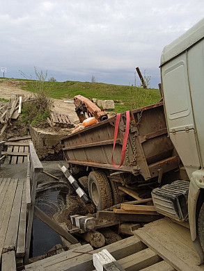 В Ивановской области «КАМАЗ» провалился на мосту и рухнул в реку