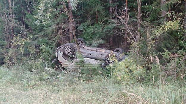 В Ивановском регионе автомобиль вылетел с трассы и перевернулся