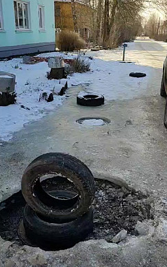 В Шуе жители и сотрудники «Водоканала» разбирались с колонкой, колодцем и лужей