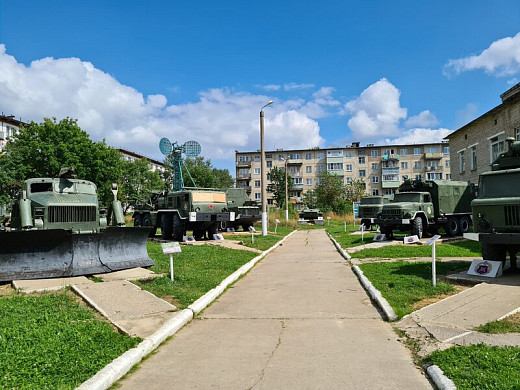 Юные «патриоты» громят военную технику в Тейкове