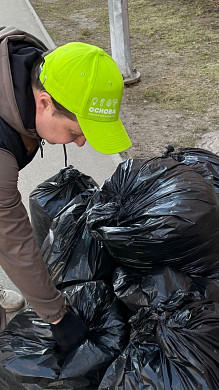 Жителя Московского микрорайона поздравили с днем рождения во время субботника