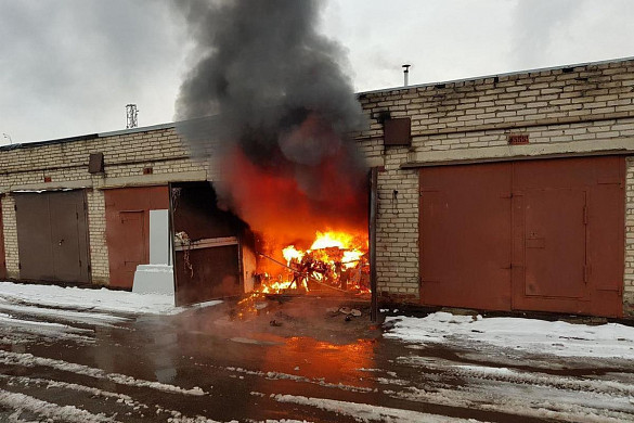 В Новых Горках сгорели два гаража и автомобиль