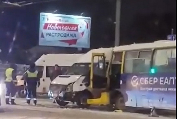 В Иванове столкнулись маршрутка и автобус Момент столкновения на ВИДЕО