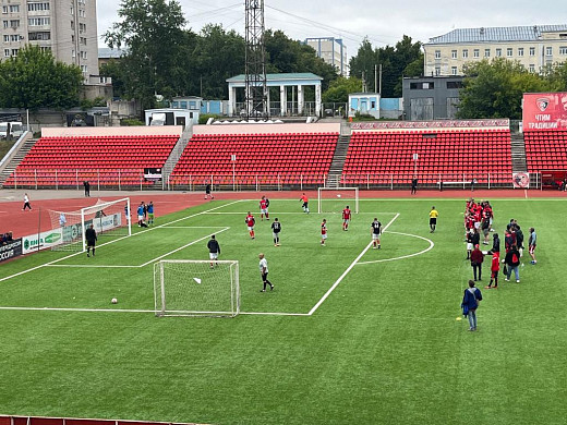 На стадионе Текстильщик проходят футбольные встречи фанатов московского Спартака