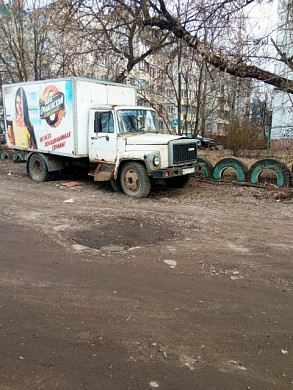 Во дворе дома на ул. Красных Зорь стоит заброшенный автомобиль