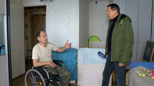 В Иванове в квартире инвалида-колясочника наконец подключили свет и остановили течь на крыше