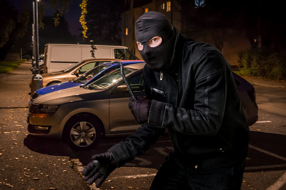 Грабителю в балаклаве, решившему угнать авто директора предприятия, пришлось ползать