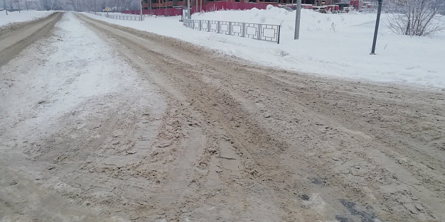 Дорога в центре Иванова завалена снегом и брошена 