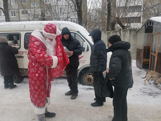 Дед Мороз накормил желающих в автобусе милосердия «Добруша» 