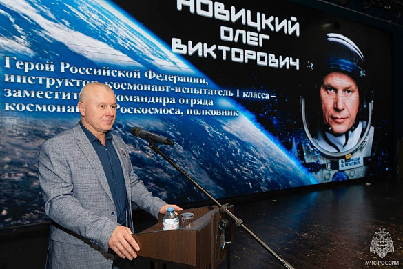 Космонавт подарил ивановской академии МЧС землю нашего города, побывавшую в космосе