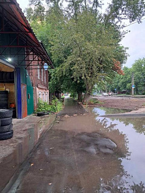 На улице Московской в Иванове вода размывает фундаменты домов