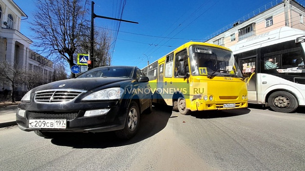 В Иванове пассажирский автобус попал в ДТП