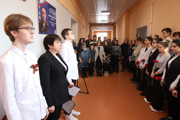 В ивановской школе №49 установили мемориальную доску погибшему на Украине Дмитрию Шлыгину