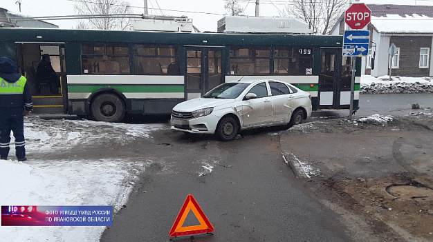 В Иванове легковушка столкнулась с троллейбусом