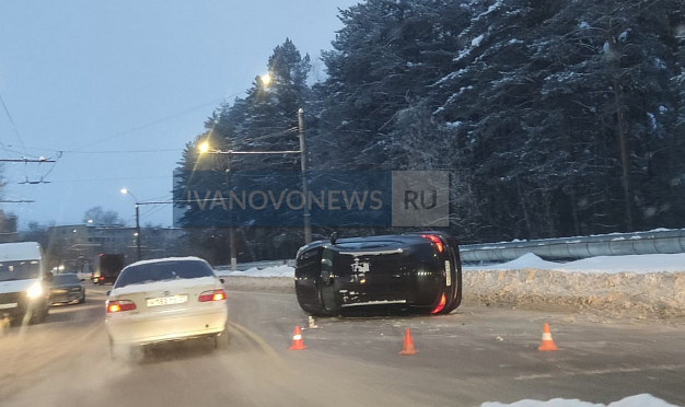  В Иванове перевернулся автомобиль 