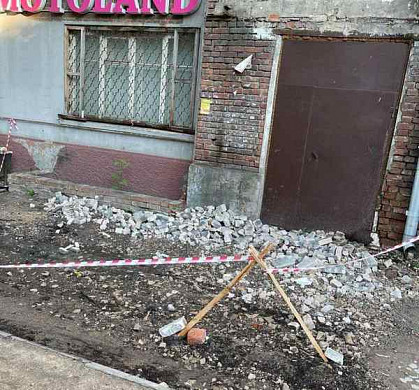  В Иванове на улице Калинина с фасада дома рухнули кирпичи 