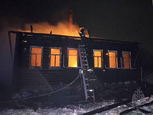 В Ивановской области горящий дом тушили пожарные и соседи 
