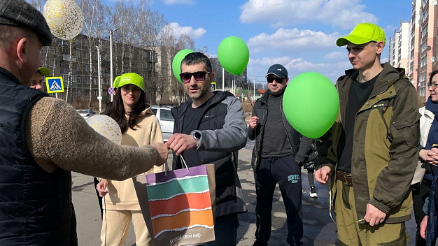 Жителя Московского микрорайона поздравили с днем рождения во время субботника