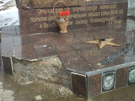 Монумент легендарному командующему ВДВ в Сквере десантников в Иванове обнаружили разрушенным