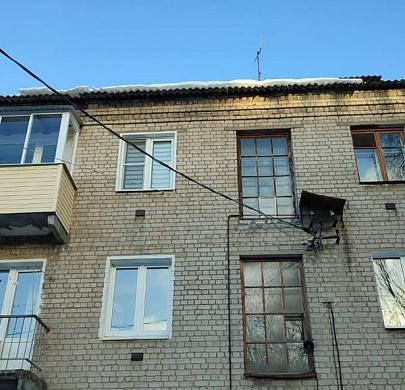  В Иванове рухнувшая с крыши наледь заблокировала вход в подъезд и оборвала провода 