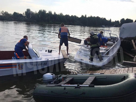 В Ивановской области катер протаранил лодочный гараж