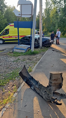  Рано утром в Иванове компания молодых людей на «Тойоте» врезалась в столб 