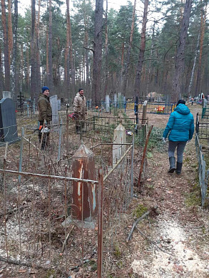 В Холуе местные жители расчистили заваленное деревьями кладбище