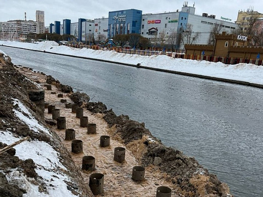  На обрушившемся участке набережной Уводи забили сваи 