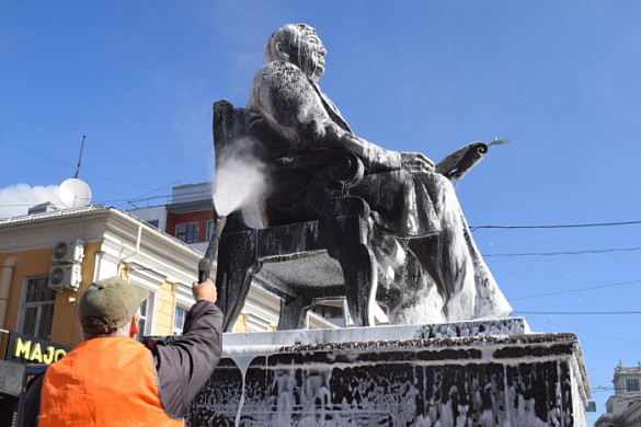 В Иванове помыли памятник Якову Гарелину