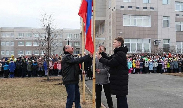 Во всех школах региона каждая учебная неделя будет начинаться с поднятия флага и исполнения гимна