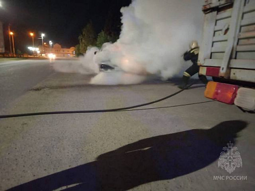 Вичугские пожарные вытащили мужчину из горящего автомобиля