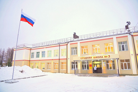 Губернатор вместе с родителями оценил ремонт в заволжской школе 