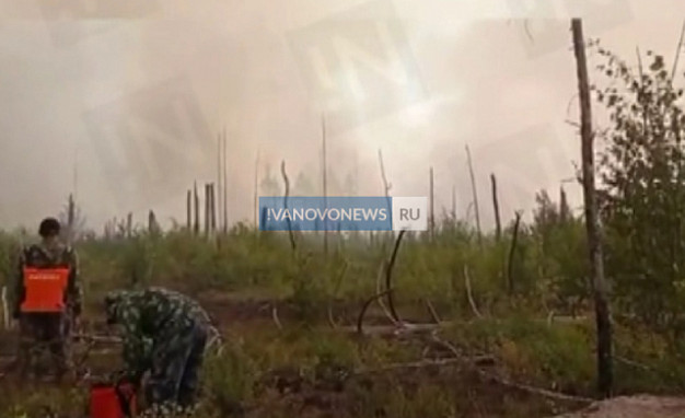 Спасатели продолжают бороться с огнем в Талицах – ВИДЕО